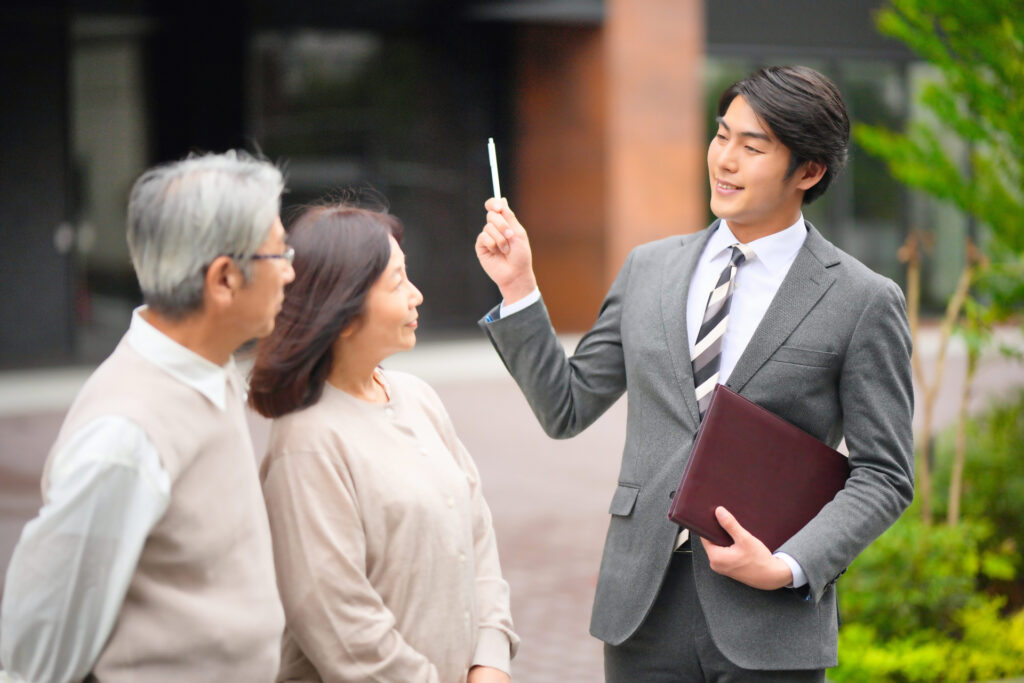 案内をする不動産営業マン